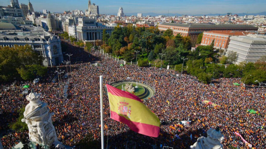 Manifestación contra la Amnistía en la Plaza de Cibeles, Madrid.