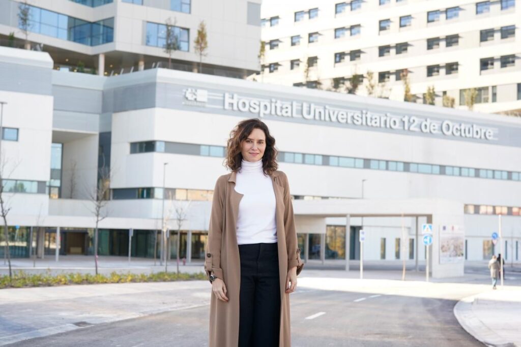 La presidenta de la Comunidad de Madrid, Isabel Díaz Ayuso, en el nuevo edificio del Hospital 12 de octubre